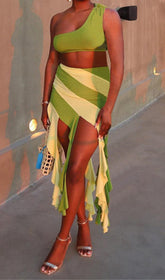 Zweiteiliges Kleid mit unregelmäßiger Quaste in Moosgrün